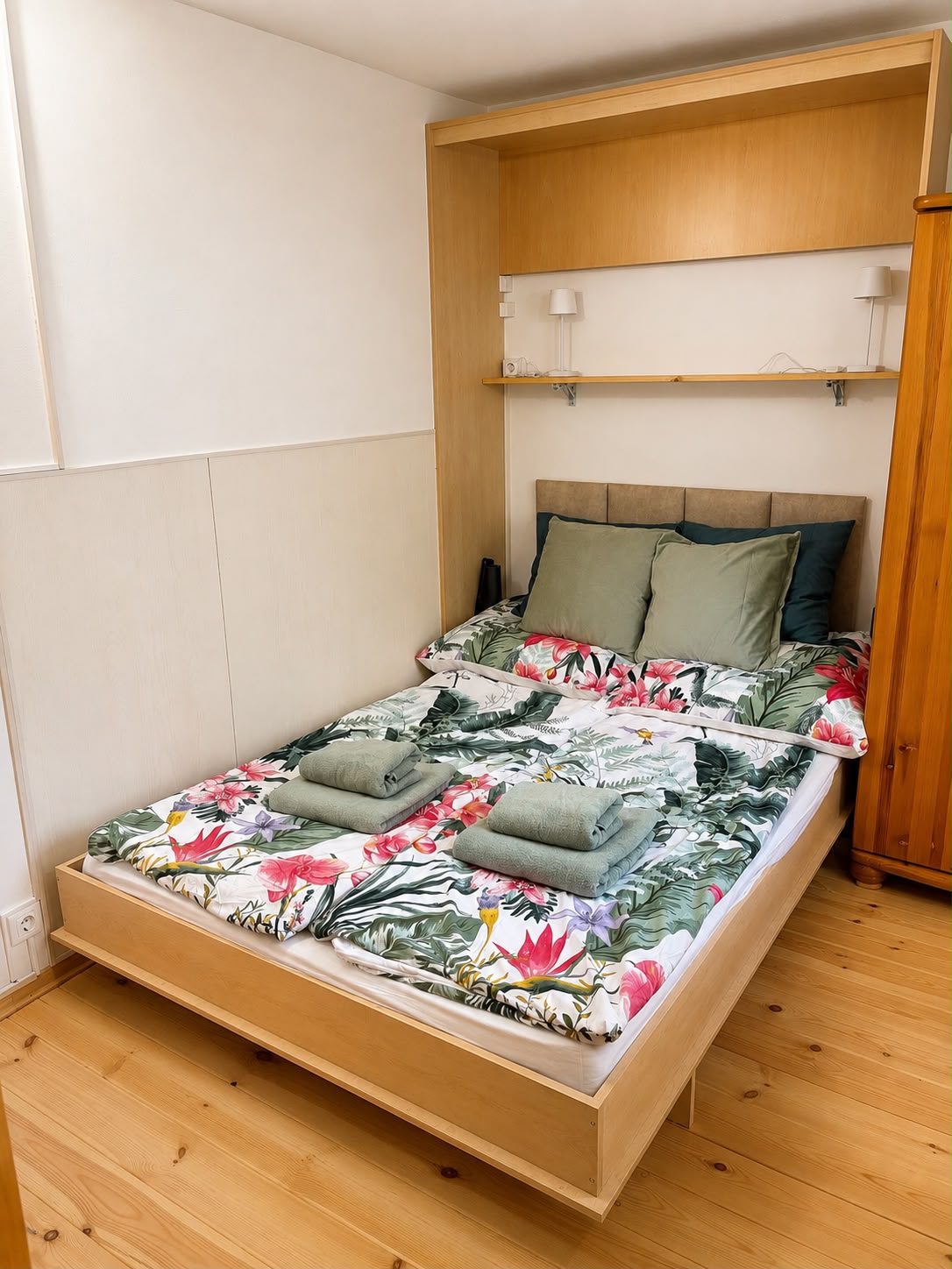 Bedroom with tropical bedding and wooden ceiling
